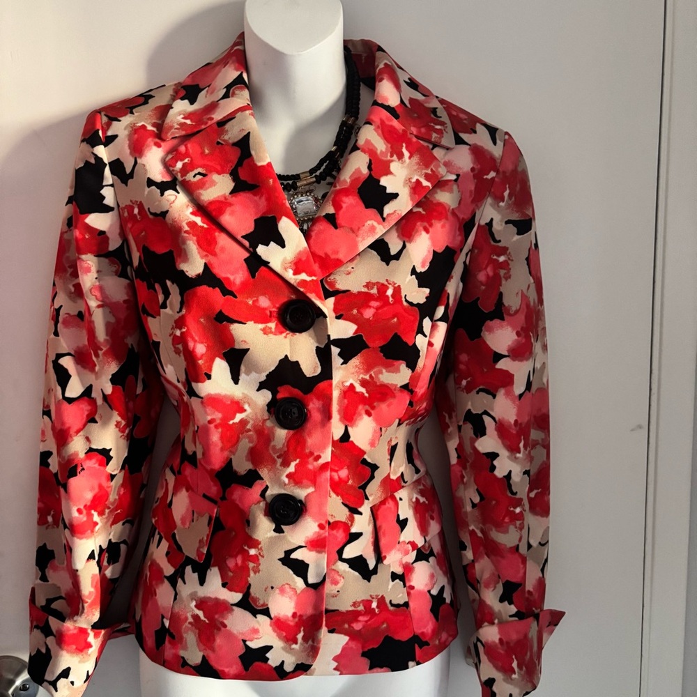 LE SUIT WOMEN BLAZER  SIZE 4 IN A BEAUTIFUL MULTI FLORAL DESIGN